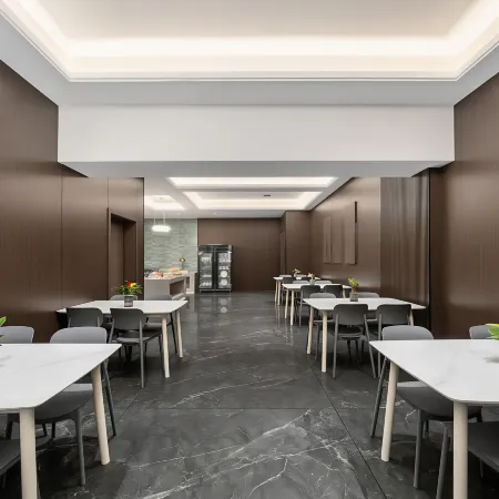 Yingyue International Hotel (Changsha Huanghua International Airport Longhua Subway Station)