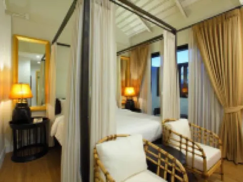 99 the Gallery Hotel