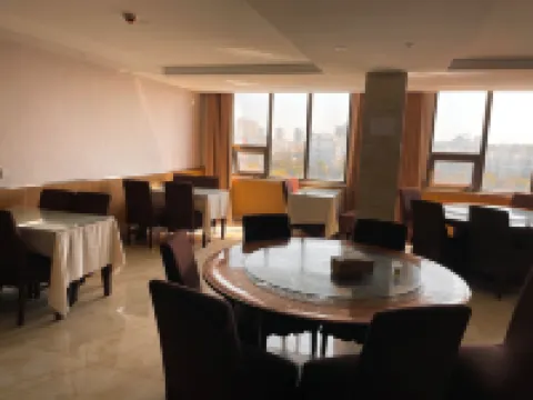 Sunshine Holiday lnn Gushi Lake