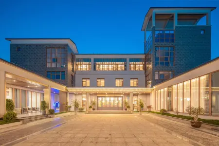 Floral Lux Hotel·Mangu Manxin hot spring hotel in Nanjing Отели рядом с достопримечательностью «Qixia Mountain Scenic Area»