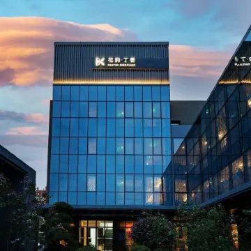 Huayun Dingxiang Hotel (Beijing South Station Niujie Branch) Hotels near Caishikou Station