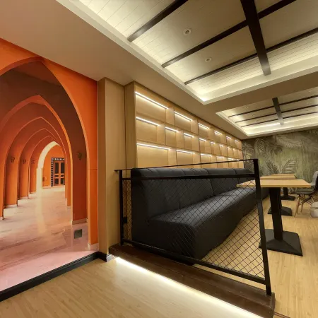 Landing City Youth Hostel (No. 4 Zhongshan Road Store, Chongqing) Отели рядом с достопримечательностью «Стадион «Датяньвань»»