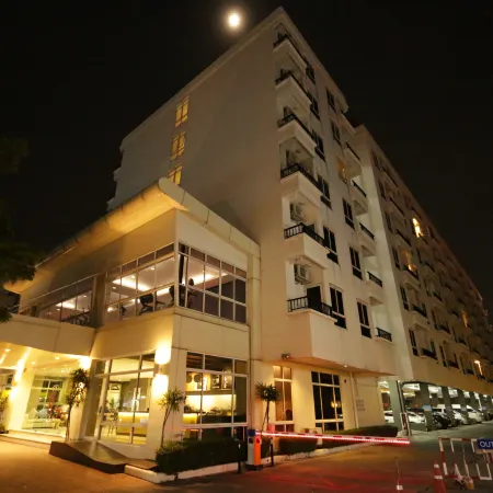 The Royalbee Aparthotel Отели рядом с достопримечательностью «Тайская Королевская Армия»