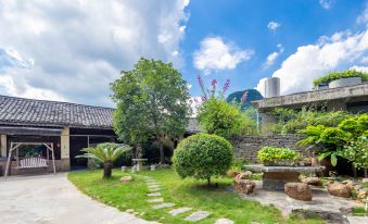 Yiranju Inn (Yangshuo Yulonghe Shili Gallery Store)