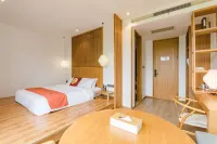 Xinyang Nanwan Lake Camellia Hotel