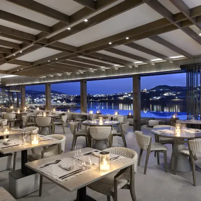 أيونيك سويتس آند سبا Hotels near شاطئ كورفس