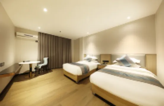 Jiangmen ParkLane Hotel (Xiangshan Park Xinqiao Branch) Hotels near Xinghui Pedestrian Street