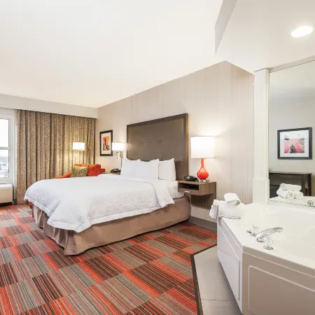 Hampton Inn Charlotte-Uptown Отели рядом с достопримечательностью «Банк оф Америка Стадиум»