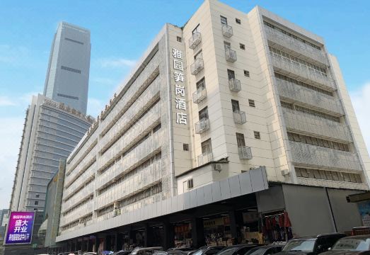 야위안 쑨강 호텔 주변의 활기찬 거리 전경