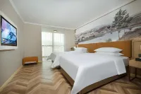 Vienna Hotel (Liangshan Yanyuan Branch) - parking