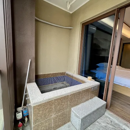 Guangzhou Zengcheng Baishuizhai Forest Valley Golden Leaf Hot Spring Holiday Villa