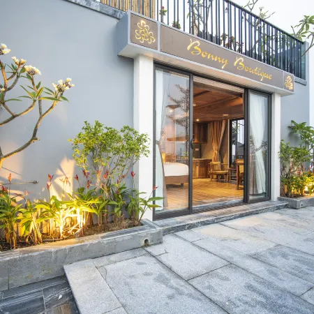 Bonny Boutique Hotel Da Nang Отели рядом с достопримечательностью «Пляж Нонуок»