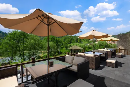 Yuepeak·Vacation Homestay Отели в г. Либо