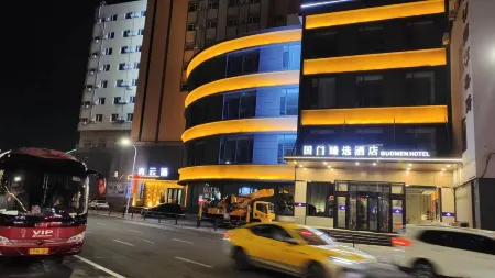 Guomen Zhenxuan Hotel (Yalu River Broken Bridge Railway Station Branch) Отели рядом с достопримечательностью «Yalu River Broken Bridge»