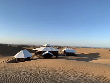 Zhongwei  Nomad Time Desert Camp Homestay Отели рядом с достопримечательностью «Desert Escalator»