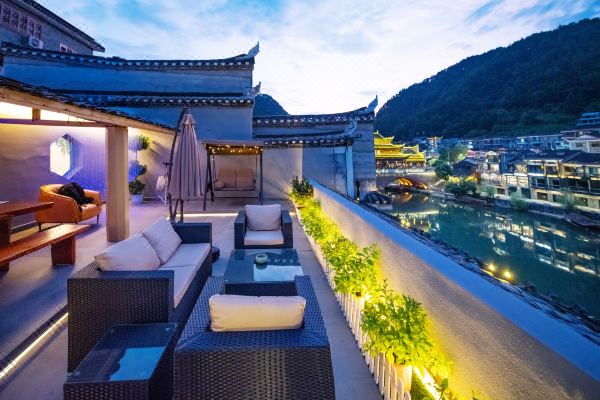 隐西临江民宿(凤凰古城沱江云桥店)