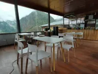 Cat in Yubeng Snow Mountain View Guesthouse