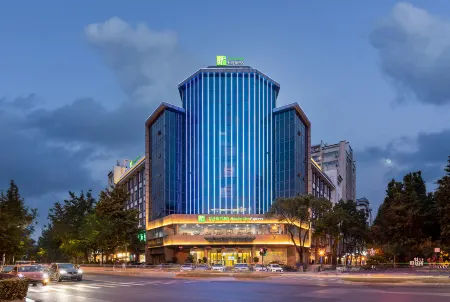 Holiday Inn Express Yangzhou Slender West Lake (Wenchangge) Отели рядом с достопримечательностью «The Shi Kefa Museum»