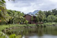 Small overseas Chinese coconut forest secret tent camp Các khách sạn ở Vạn Ninh