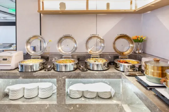 Yiwu Jinchen International Hotel Отели рядом с достопримечательностью «Jinhua Qilu Mountain»