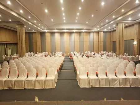 Nattirat Grand Hotel Отели рядом с достопримечательностью «Wat Huai Poon»