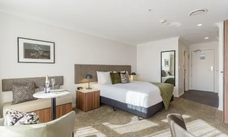 Parkside Hotel & Apartments