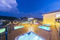 Twelve City Tujia Boutique Homestay (Stream‑Side & Mountain‑View, Near Furong Town Grand Waterfall) - con terme