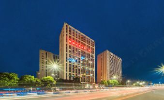 Chongqing Puhu Baolong Hotel (Hechuan Baolong Plaza Store)