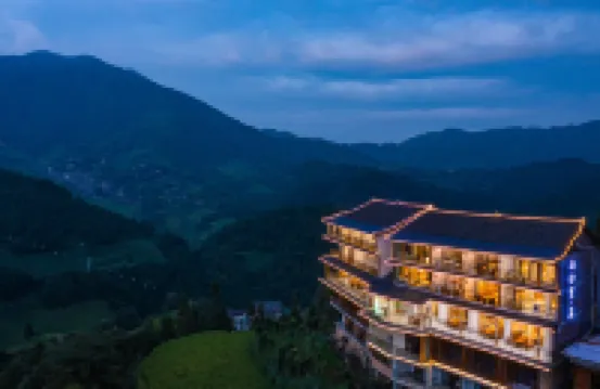 논의 파노라마 전망을 즐기세요 (룽성 룽지 계단식논 지점)