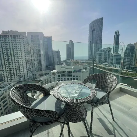 Dubai Marina Walk Gem Modern Apt with Pool & Gym access, Steps to Beach & Metro
