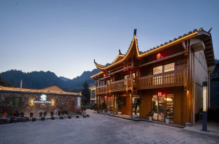 Valley Love Holiday Home (Zhangjiajie Forest Park Zhongmen Ticket Station Store) Отели рядом с достопримечательностью «Zhangjiajie National Forest Park»