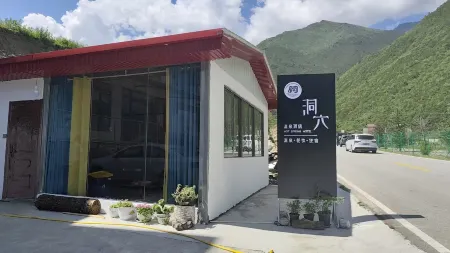 Kangding Cave Hot Spring Hotel Отели рядом с достопримечательностью «Seven-color Sea»