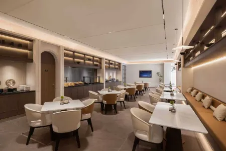 Yatoo Hotel, North Gate of Dunhuang Shazhou Night Market Отели рядом с достопримечательностью «Mingsha Mountain And Crescent Spring»