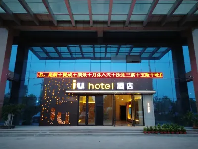 IU Hotel (Zibo Yun Center Wuyue Plaza Store) Hotel in zona Zibo Botanical Garden