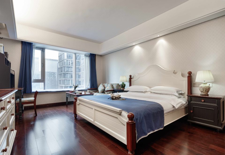 [센버스탄 호텔의 모던한 객실 내부]