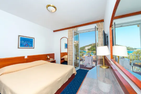 ホテル コモドール