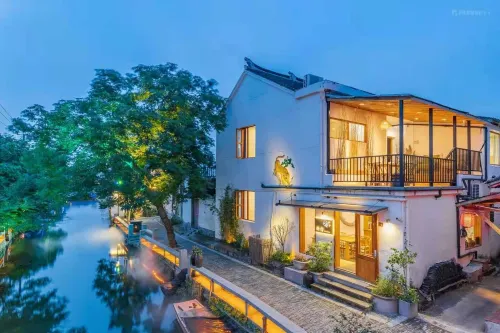 Qianshe Xisu Riverside Inn