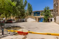 Dunhuang Xingzi Hotel (Shazhou Night Market) - parking