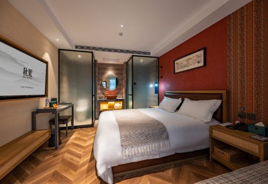 사합원 호텔의 현대적으로 꾸며진 객실 내부