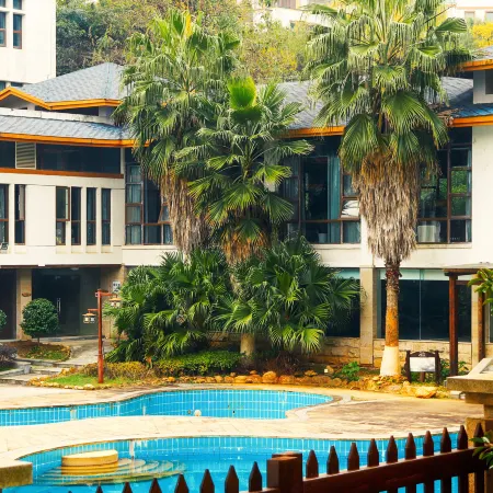 Lushan Zuishi Hot Spring Resort Hotel