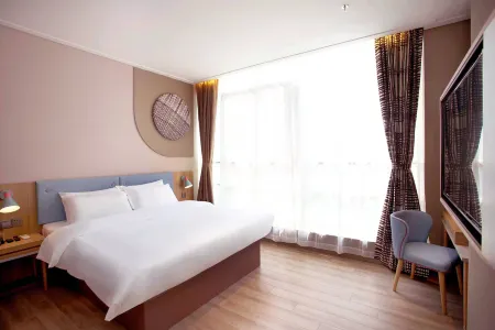 Homeinn · neo (Zhaoqing Seven Star Cave Paifang Xinghu International Plaza)