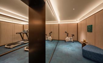 The home features a spacious gym and an indoor exercise room with a modern design, providing ample space for physical activity at Crystal Orange Beijing Shangdi Zhongguancun Software Park Hotel