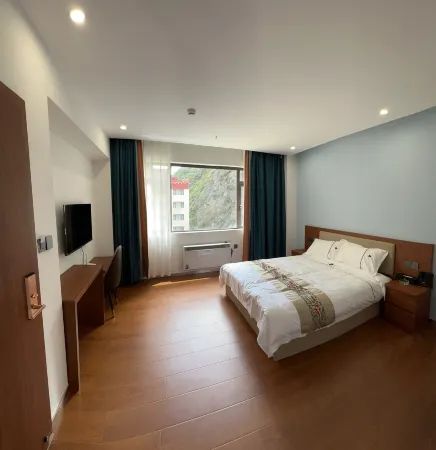 Ganglong Panling Hotel, Dege County