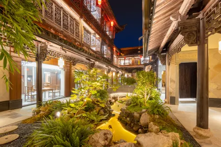 Floral Lux Hotel·Lotus Pond Moonlight hotel (Shaoxing Keyan Scenic Area) Отели рядом с достопримечательностью «Keqiao Ancient Town»