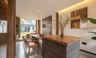Yulong August Guanshanhai Light Luxury Homestay