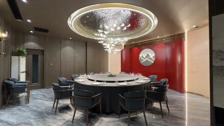 Gongyi City Hotel Отели рядом с достопримечательностью «Kang Bai Wan Zhuang Yuan»