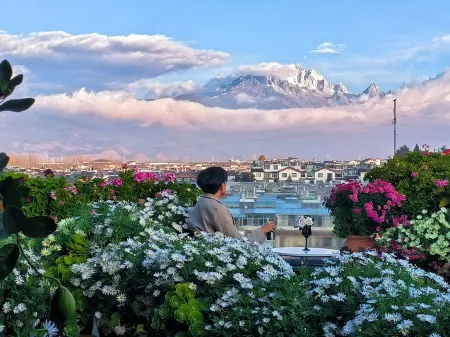 Lijiang The Rooftop Bistro&Bar• English Corner Snow Mountain view Hostel