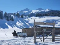 瓊庫什台村UniqueStay雪山牧場民宿 柏雅·柏景灣野奢營地附近的飯店