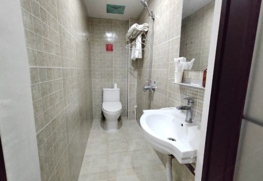 카이만 호텔 (이춘 제7중학교 적십자병원)