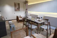 香格里拉宜居舍 | Livable · スマートシネマ富氧ホテル（獨克宗古城）